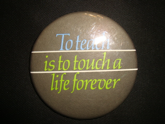 即決♪TO TEACH IS TO TOUCH A LIFE FOREVER 缶バッジ_画像1