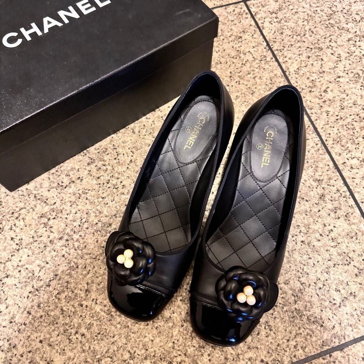 CHANEL シャネル 靴 パンプス 24cm 黒 カメリアパール 正規品 CHANEL シャネル 靴 パンプス 24cm 黒 カメリアパール 正規品
