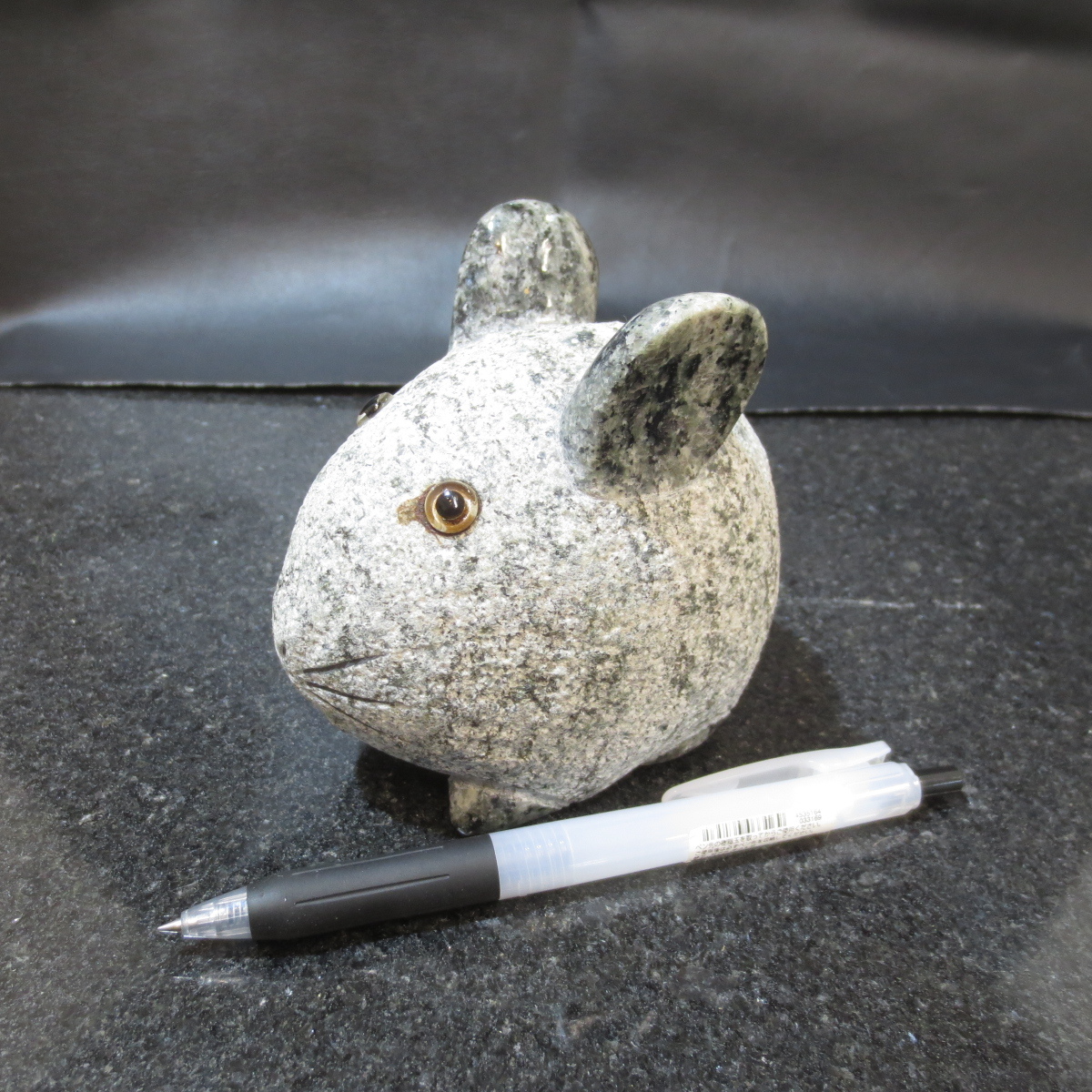 ねずみ ネズミ 干支 鼠 置物 彫刻 オブジェ 文鎮 子年 十二支 御影石 NZ04 920ｇ 送料無料