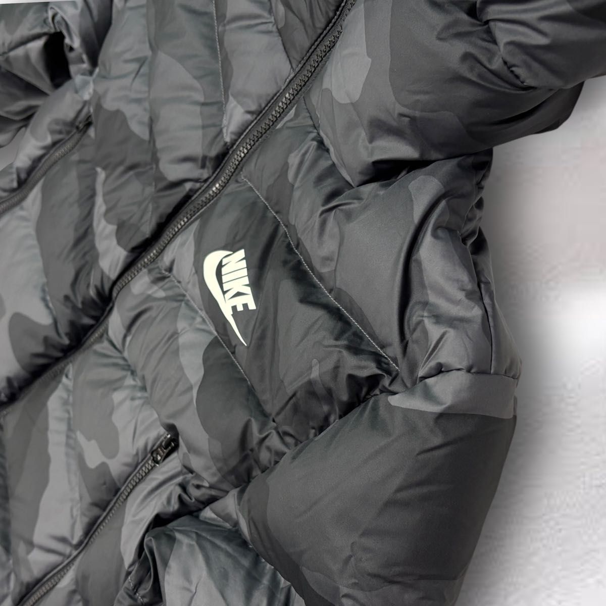 美品】NIKE ナイキ ダウンジャケット ブラック カモフラ 迷彩 M 美品】NIKE ナイキ ダウンジャケット ブラック カモフラ 迷彩 M