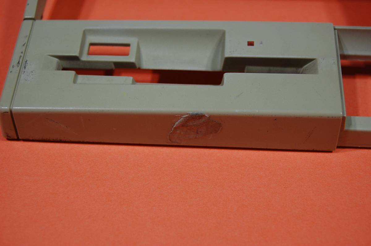 NEC PC9821Xe10 フロントパネル （フロントマスク？） 中古 ワレ有り 現状渡し ジャンク扱いにて　２_樹脂が溶けたような跡有り