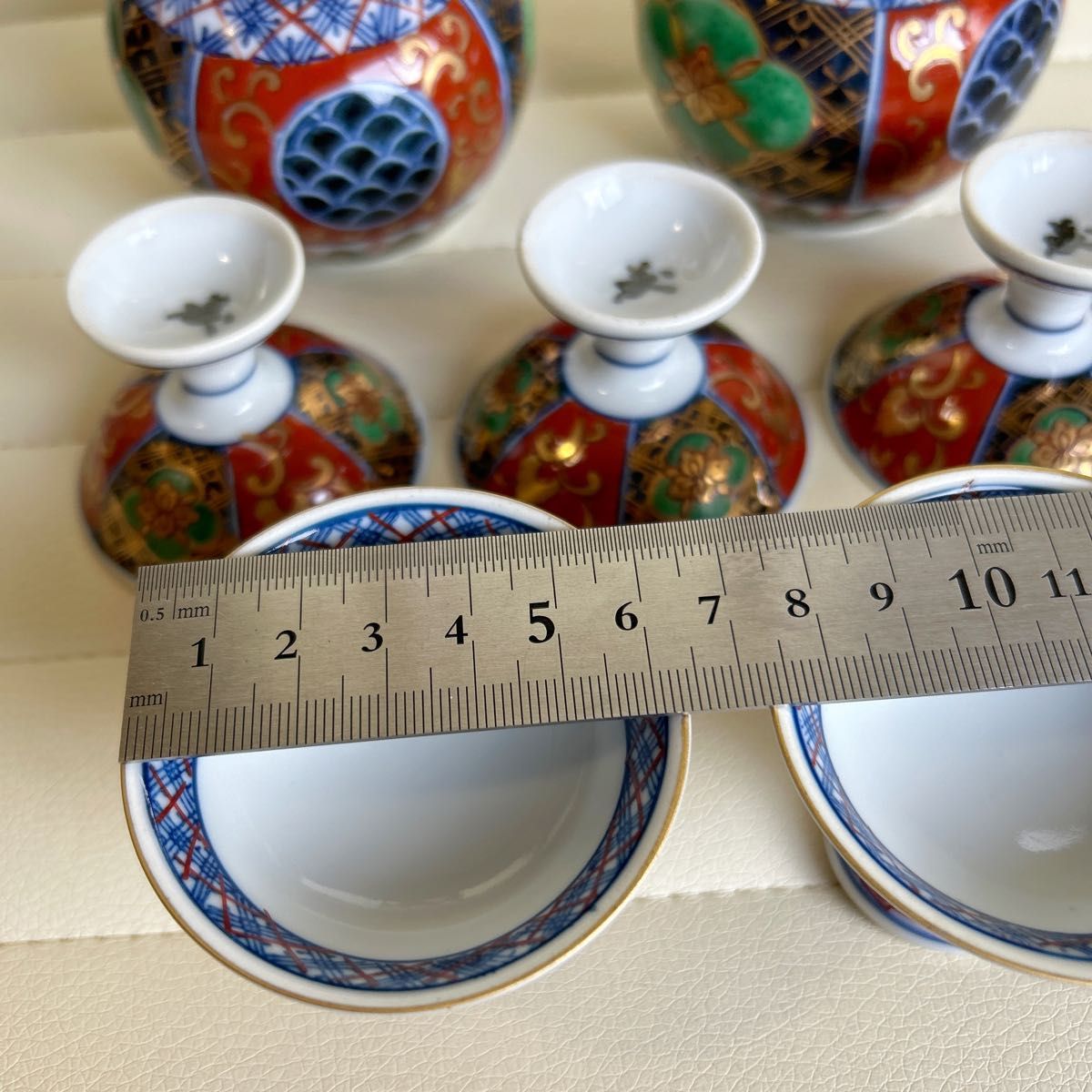 有田焼 藤太郎作 染錦 徳利2本 高台盃 お猪口5個 酒器揃 金彩 有田焼 藤太郎作 染錦 徳利2本 高台盃 お猪口5個 酒器揃 金彩