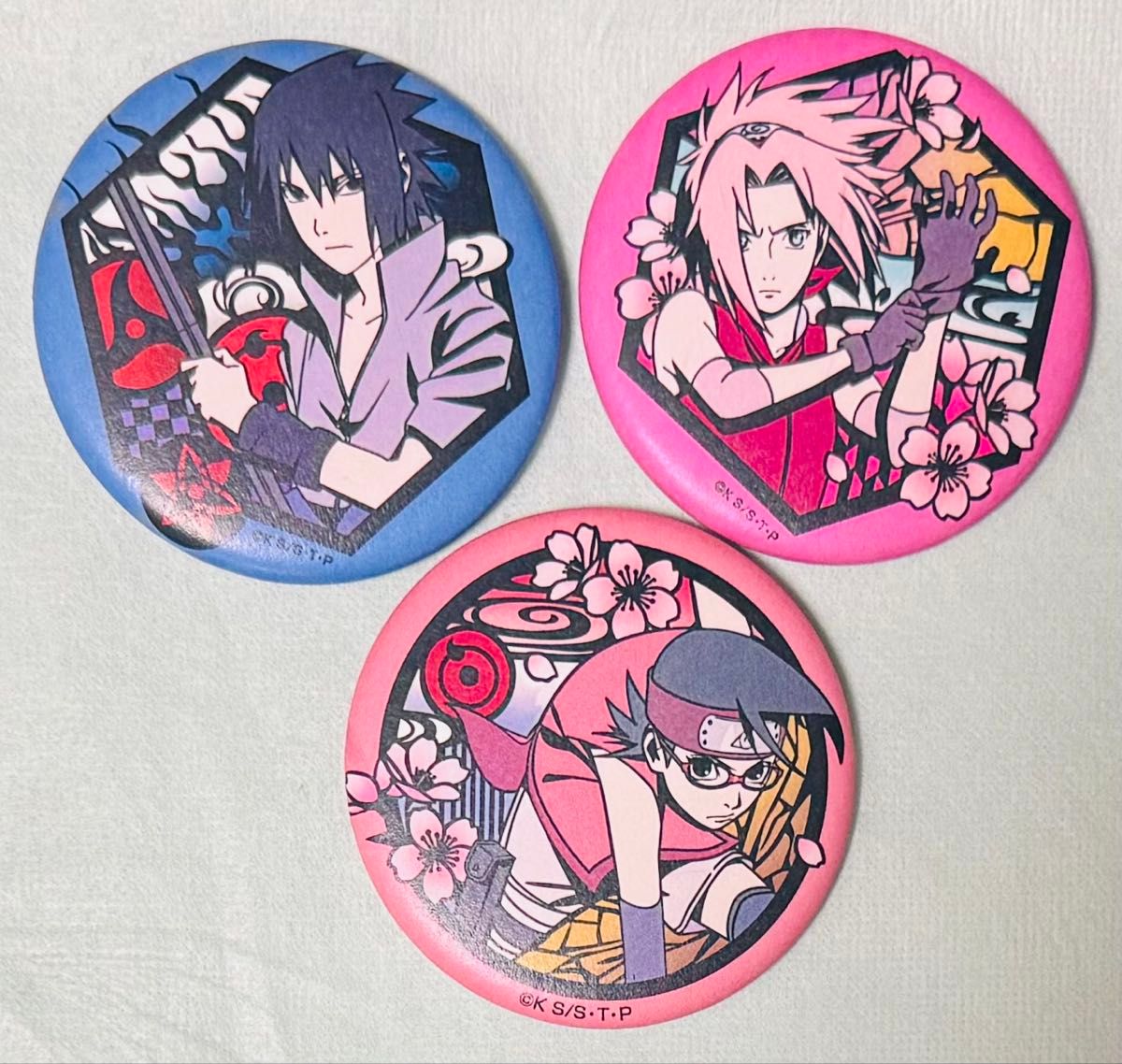 NARUTO ジャンプショップ 切り絵 缶バッジ サスケ サクラ サラダ NARUTO ジャンプショップ 切り絵 缶バッジ サスケ サクラ サラダ
