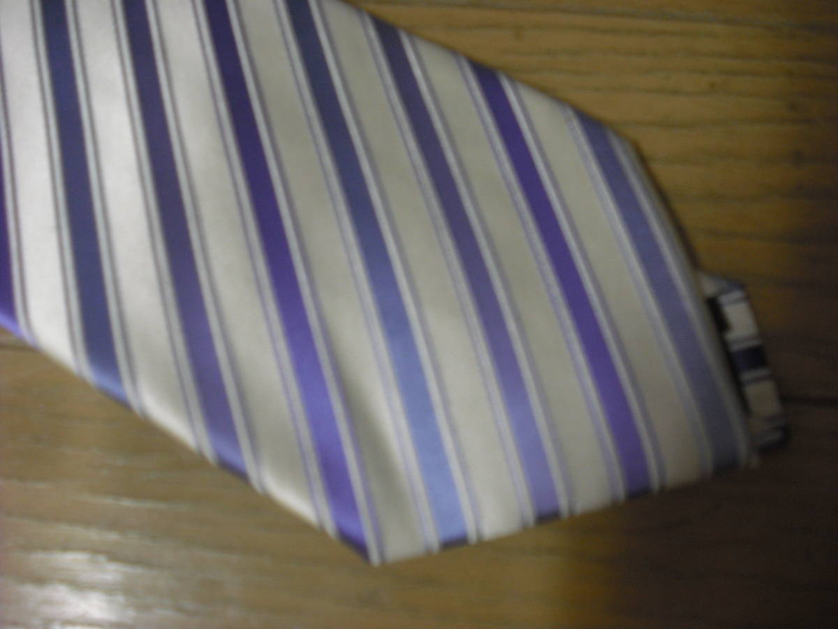  necktie :UNITED COLORS OF BENETTON. white . purple 