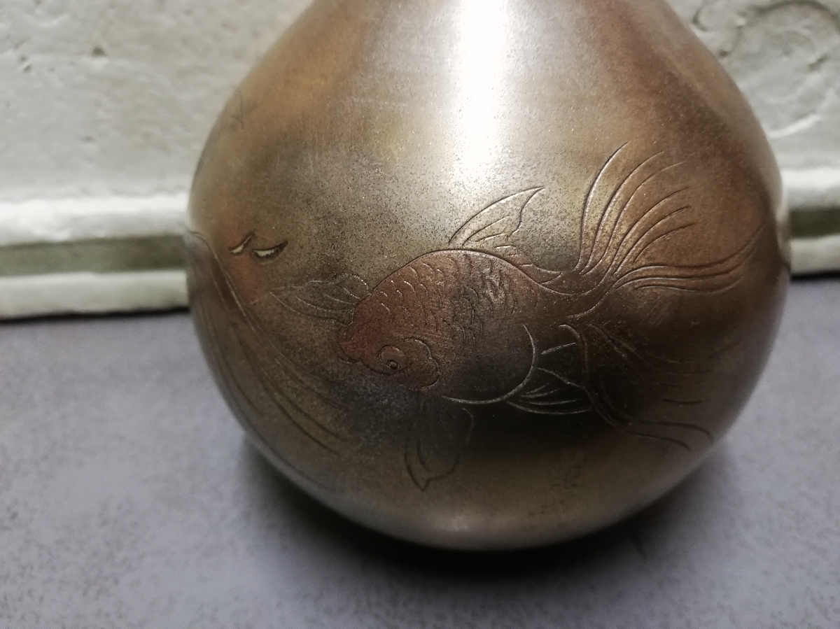 買い取り品　出目金画　花瓶　銅製　古い　金魚画　高さ25㎝　　同梱包可能_画像3
