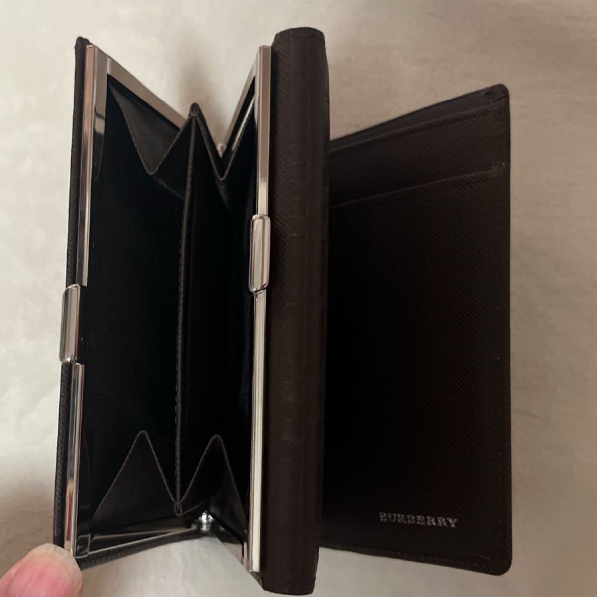 美品】バーバリーロンドン エンボスチェック ダークブラウン二 美品】バーバリーロンドン エンボスチェック ダークブラウン二
