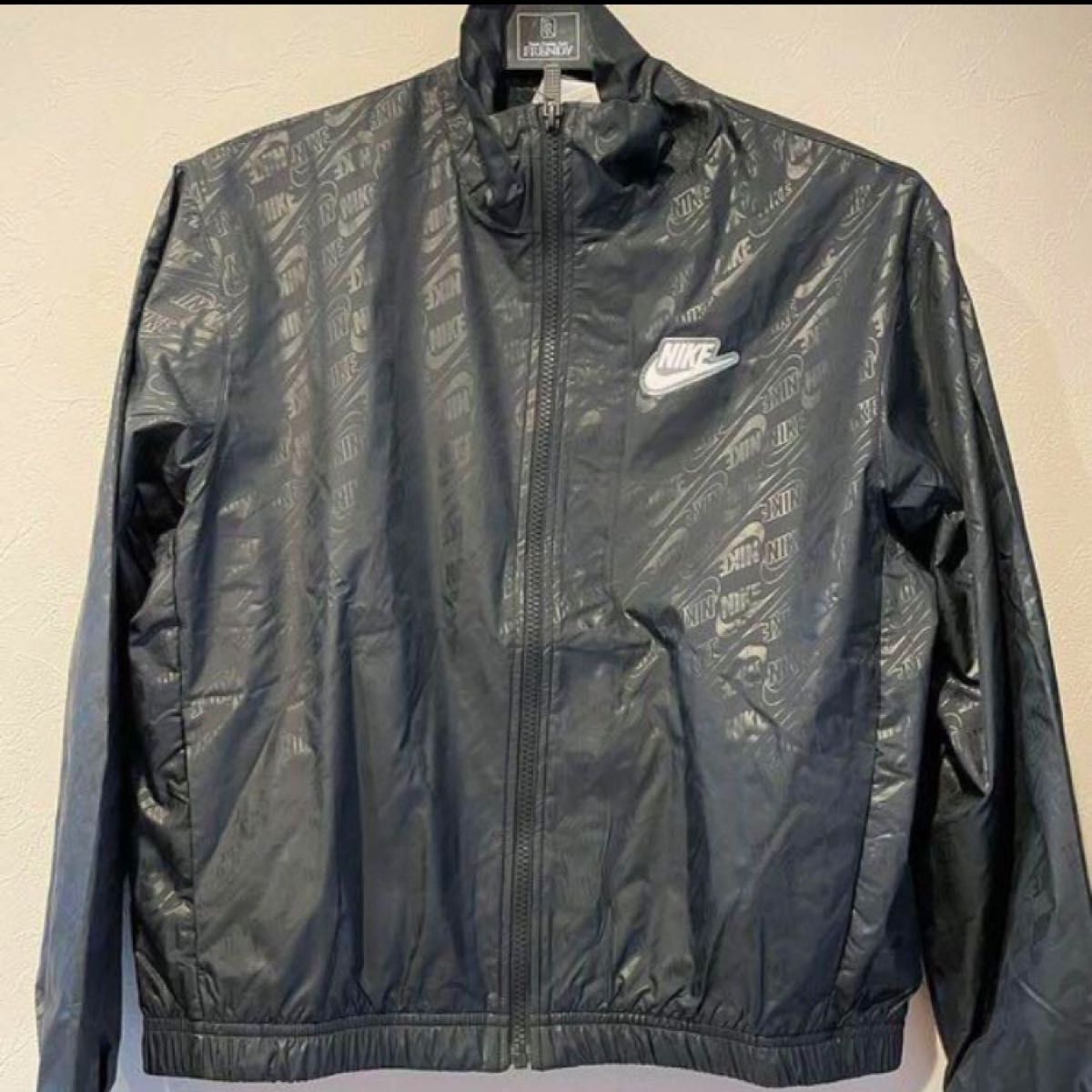 新品 NIKE ナイロンジャケット ウインドブレーカー 黒 S 新品 NIKE ナイロンジャケット ウインドブレーカー 黒 S