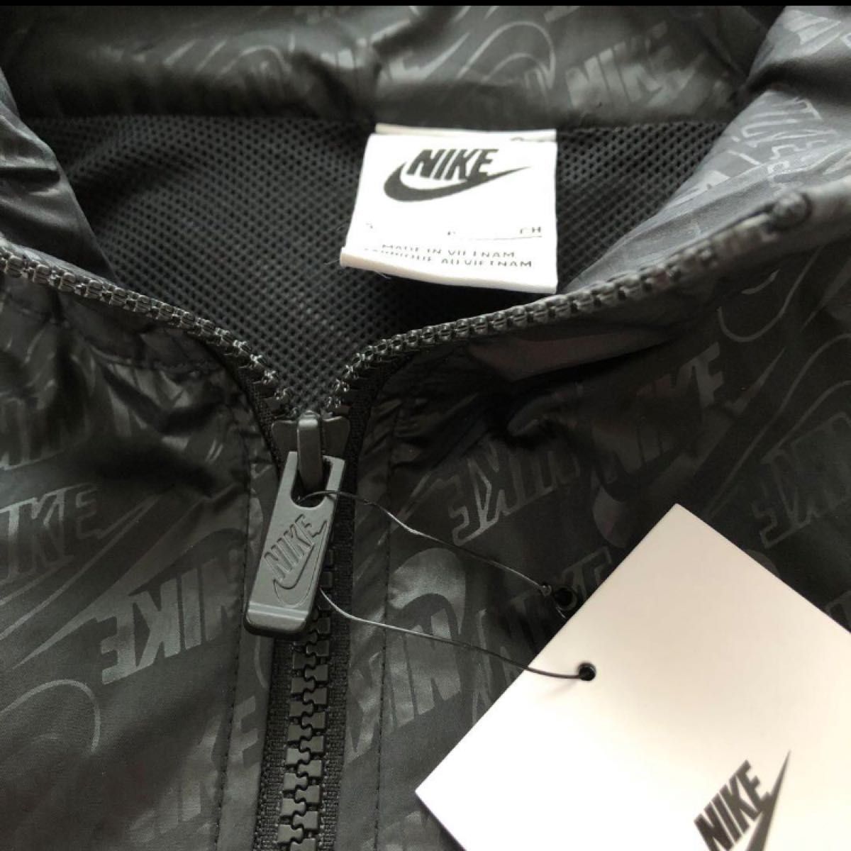 新品 NIKE ナイロンジャケット ウインドブレーカー 黒 S 新品 NIKE ナイロンジャケット ウインドブレーカー 黒 S