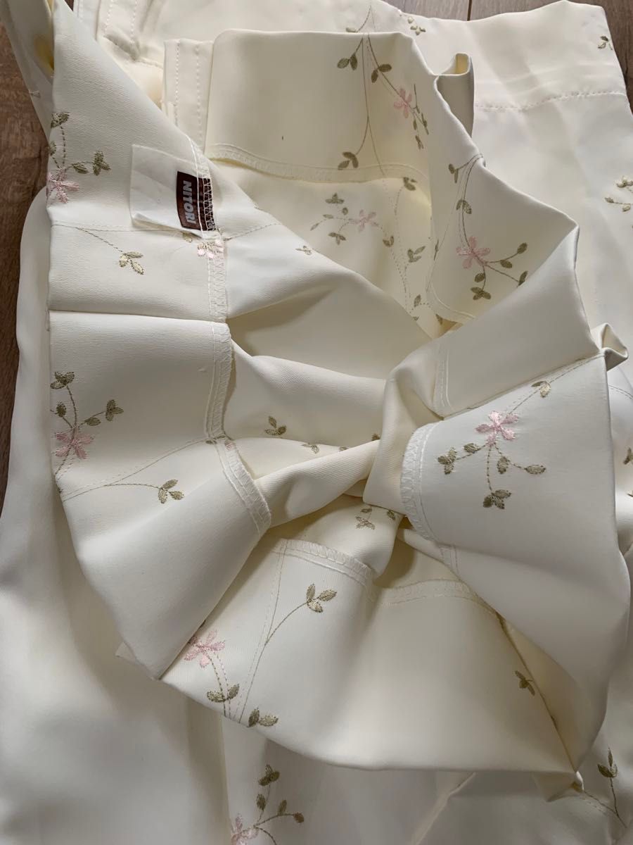 ホワイト花柄刺繍 ニトリカーテン 丈約143cm カーテンフック付 ホワイト花柄刺繍 ニトリカーテン 丈約143cm カーテンフック付