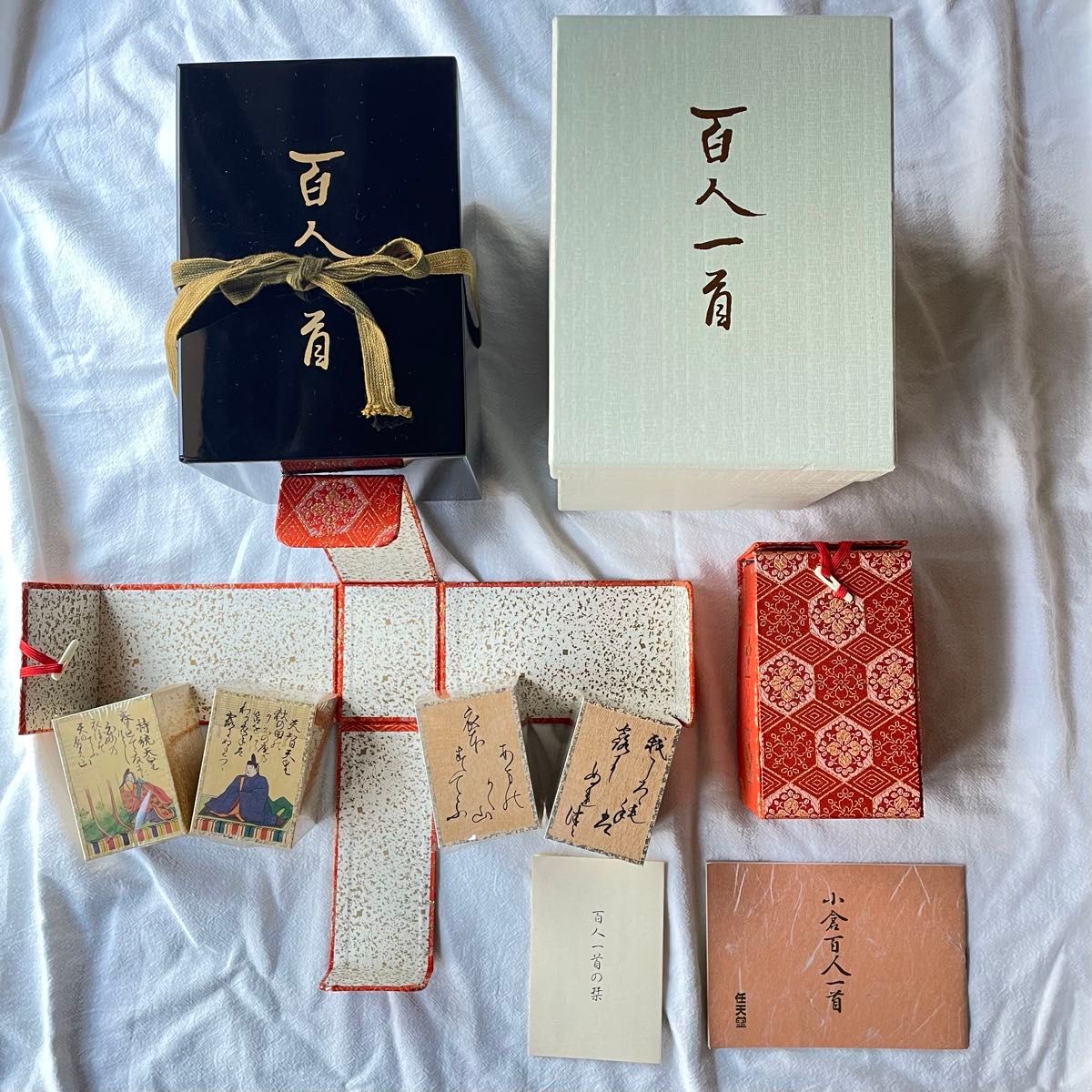昭和58年謹製】未使用品 任天堂 小倉百人一首 豪華漆箱入り 草書 昭和58年謹製】未使用品 任天堂 小倉百人一首 豪華漆箱入り 草書