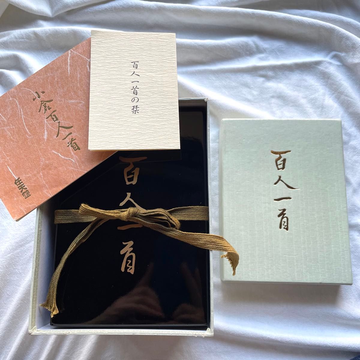 昭和58年謹製】未使用品 任天堂 小倉百人一首 豪華漆箱入り 草書 昭和58年謹製】未使用品 任天堂 小倉百人一首 豪華漆箱入り 草書