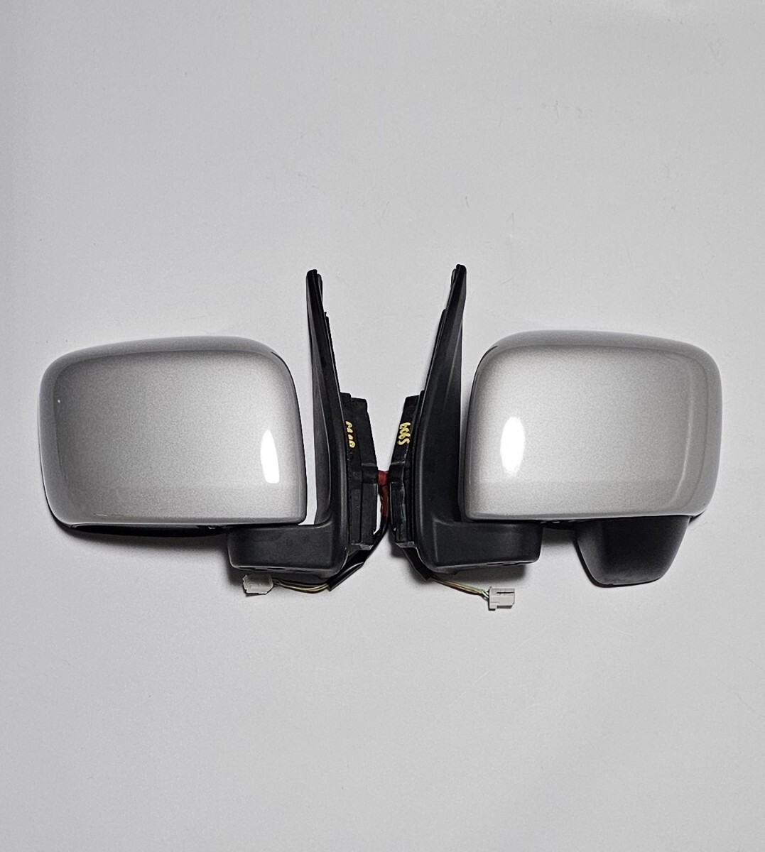 エブリィ 　DA17V 右ドアミラー　サイドミラー Z2S ムラカミ 84701-64P31-Z2S