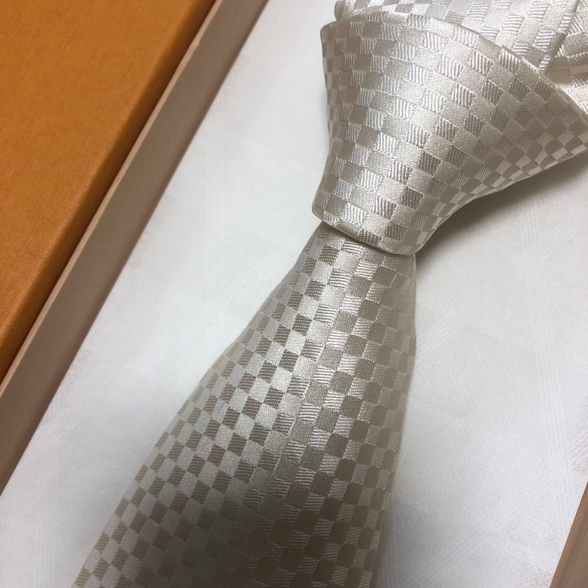 ルイヴィトン ネクタイ 箱とショッパー袋付き 白 ダミエ 結婚式 ルイヴィトン ネクタイ 箱とショッパー袋付き 白 ダミエ 結婚式