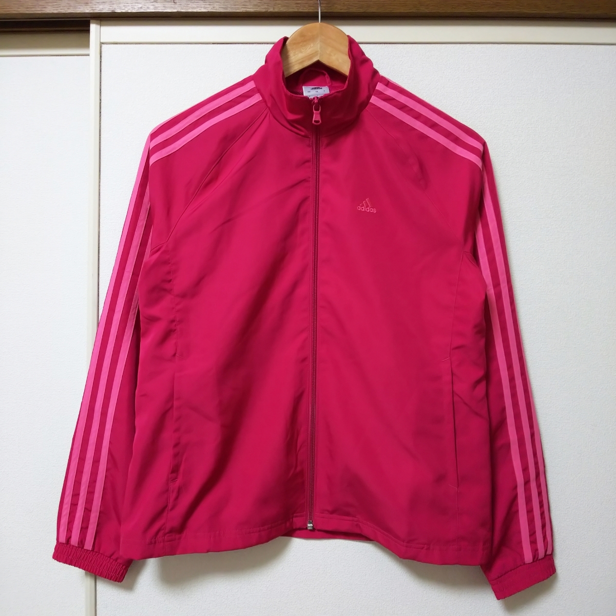 【スポーツ全般】adidas アディダス 長袖 ジップジャケット ウインドブレーカー レディース Mサイズ ピンク 裏メッシュ 刺繍ロゴ_画像1