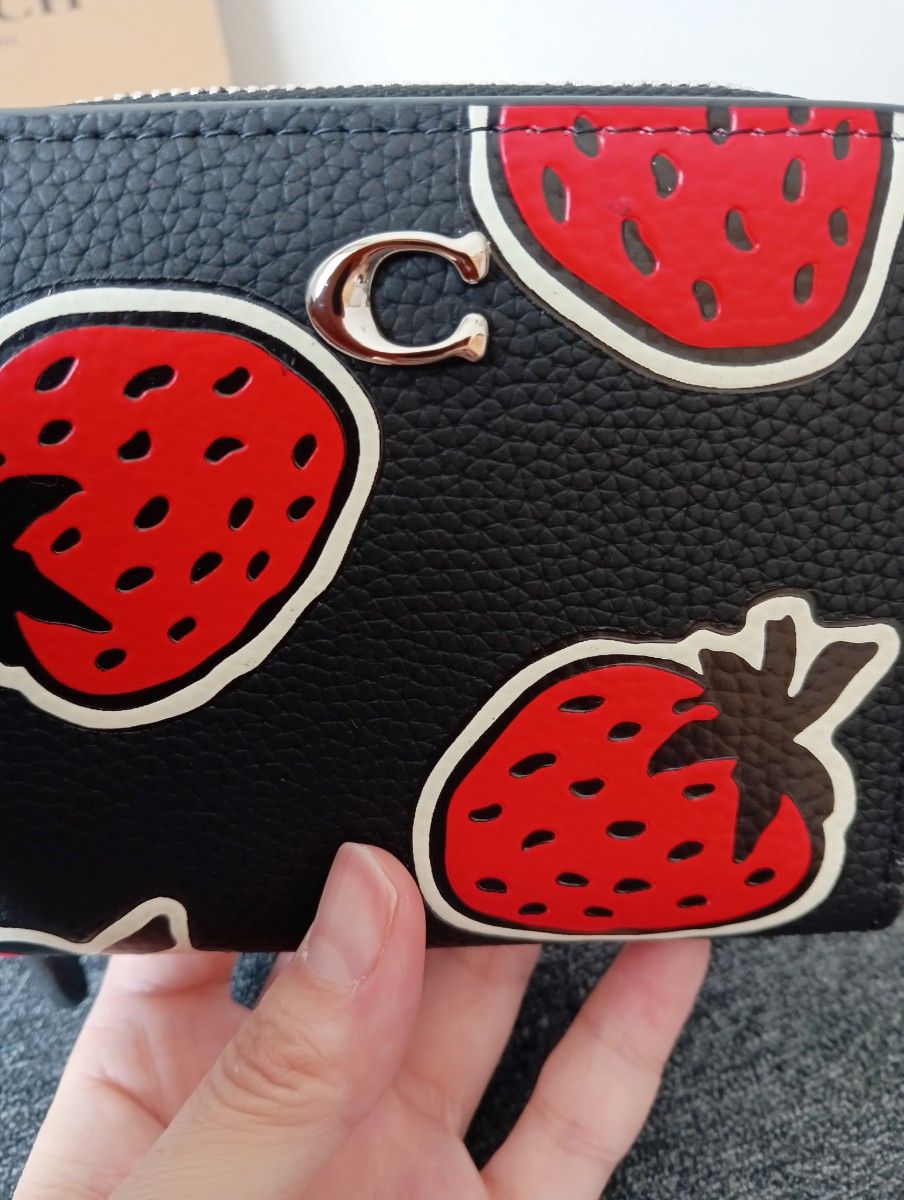 新品未使用】 コーチ COACH 二つ折り財布 ブラック いちご柄 新品未使用】 コーチ COACH 二つ折り財布 ブラック いちご柄