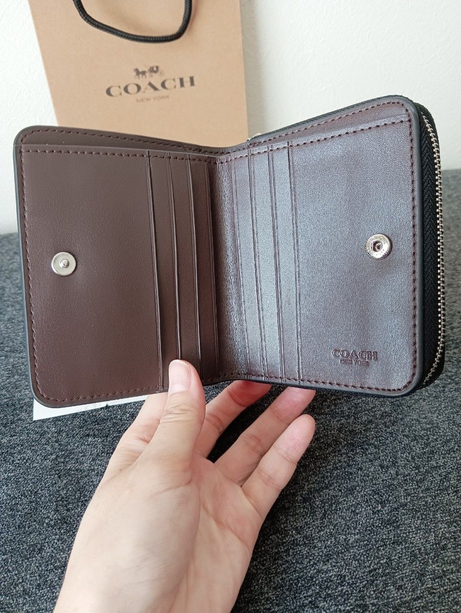 新品未使用】 コーチ COACH 二つ折り財布 ブラック いちご柄 新品未使用】 コーチ COACH 二つ折り財布 ブラック いちご柄