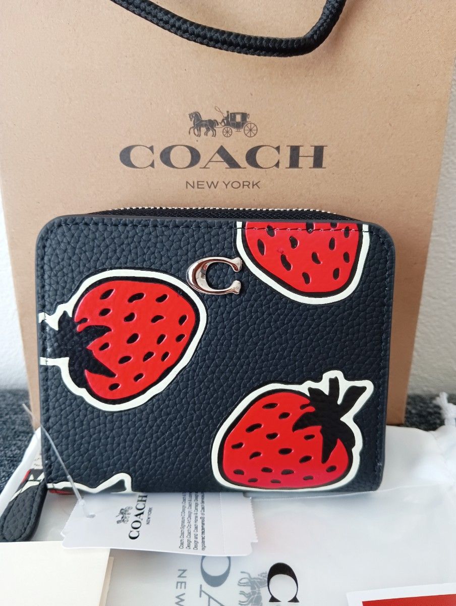 新品未使用】 コーチ COACH 二つ折り財布 ブラック いちご柄 新品未使用】 コーチ COACH 二つ折り財布 ブラック いちご柄