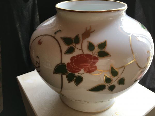 3200円 宮内庁御用達 大倉陶苑 白磁金彩薔薇絵 壺 - 大倉陶園 3200円 宮内庁御用達 大倉陶苑 白磁金彩薔薇絵 壺 - 大倉陶園