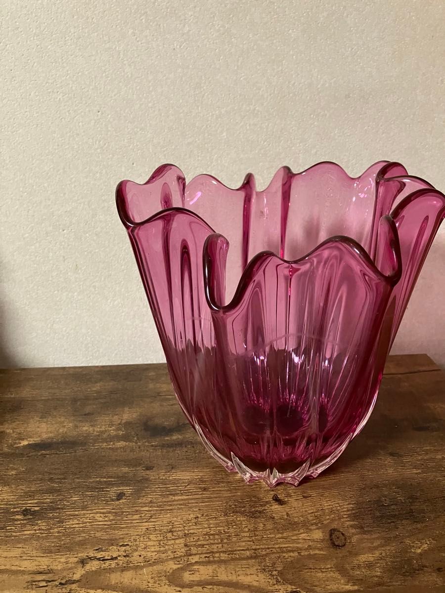 【イギリスアンティーク?】ガラス製 フリルフラワーベース 花瓶 花器 花入 置物 ディスプレイ【色】エンジ/赤色系