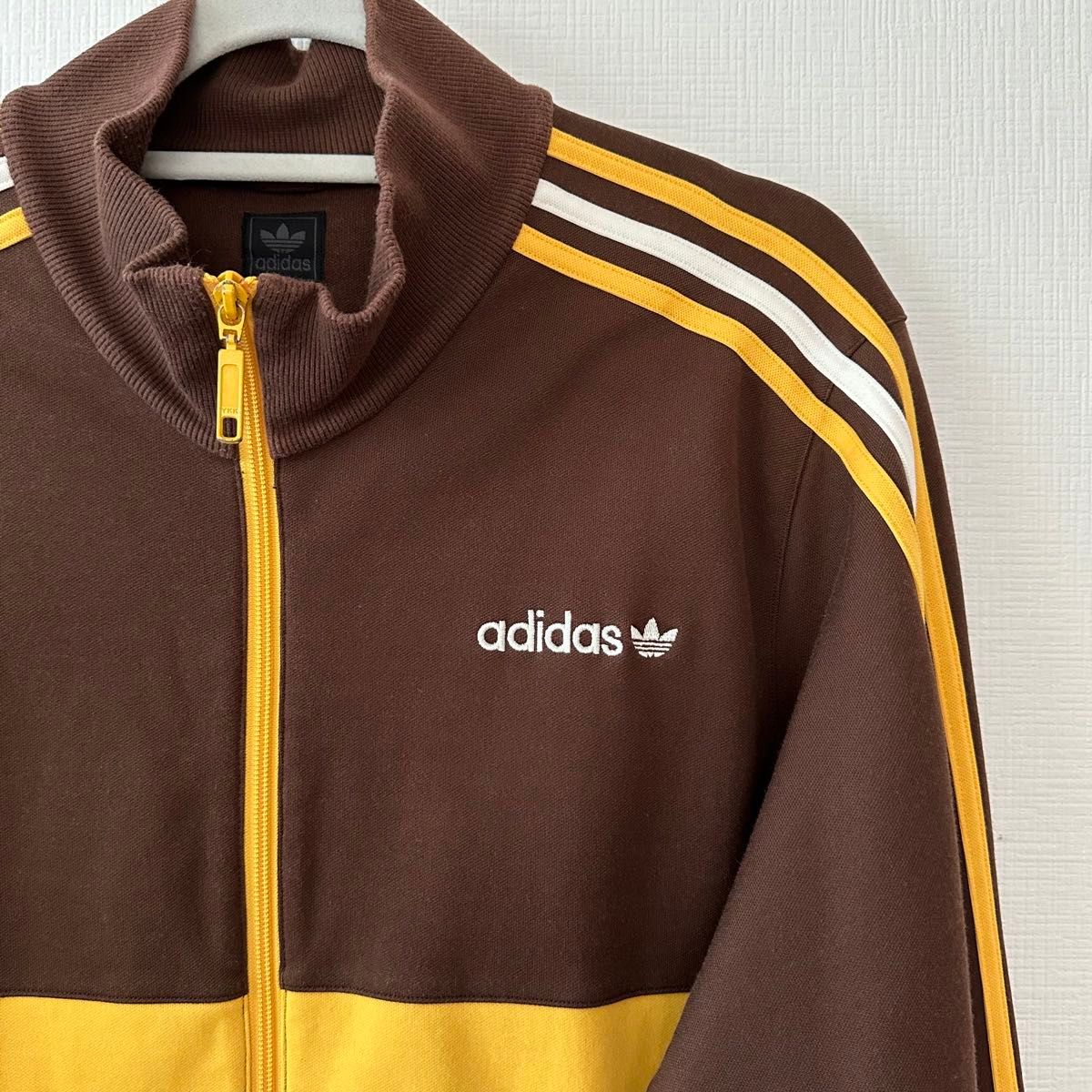 松村北斗着用】ビッグサイズ adidas トラックジャケットXL 茶黄 松村北斗着用】ビッグサイズ adidas トラックジャケットXL 茶黄