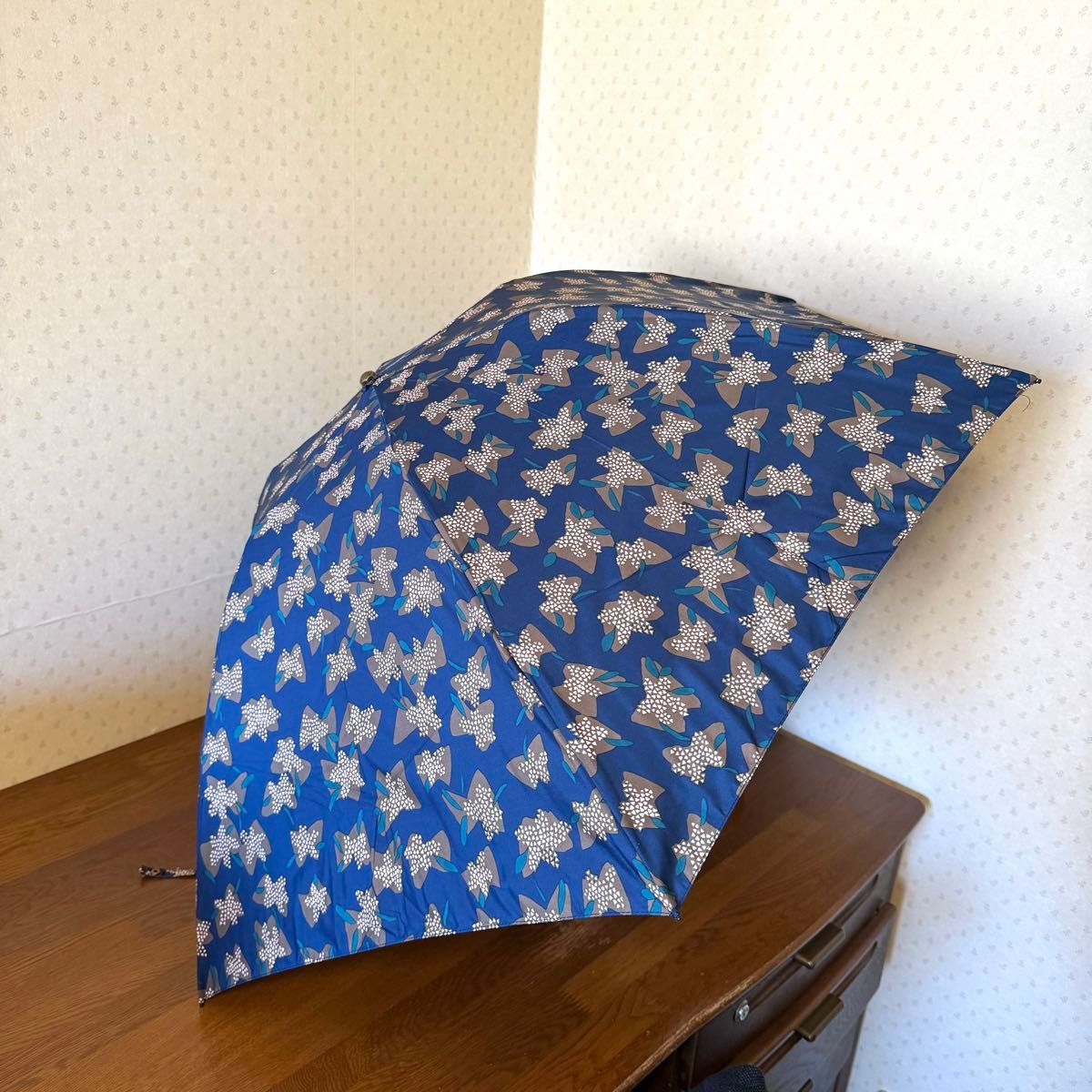 新品・タグ付き cocca コッカ 折りたたみ傘 雨傘 開きやすい 新品・タグ付き cocca コッカ 折りたたみ傘 雨傘 開きやすい