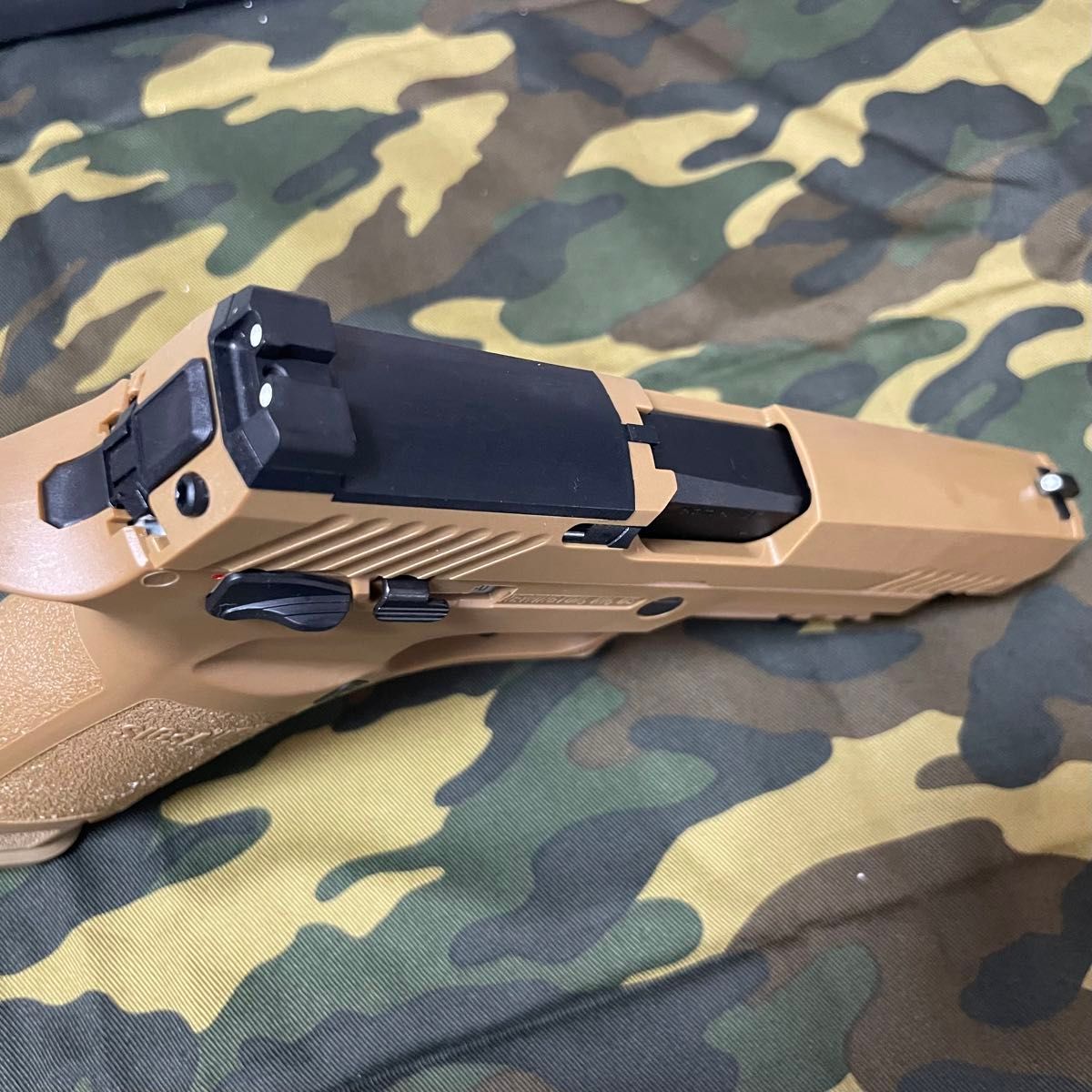 SIG SAUER M17 Co2 タン ガスブローバック ガスガン ハンドガン SIG SAUER M17 Co2 タン ガスブローバック ガスガン ハンドガン