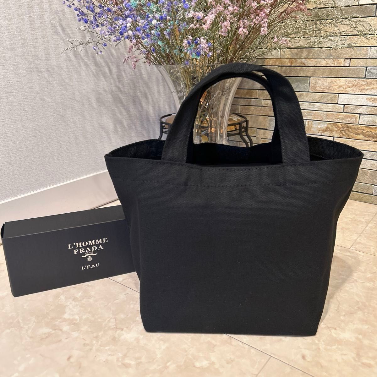 新品 PRADA ノベルティ トートバッグ 黒 シルバーロゴ ユニ 新品 PRADA ノベルティ トートバッグ 黒 シルバーロゴ ユニ