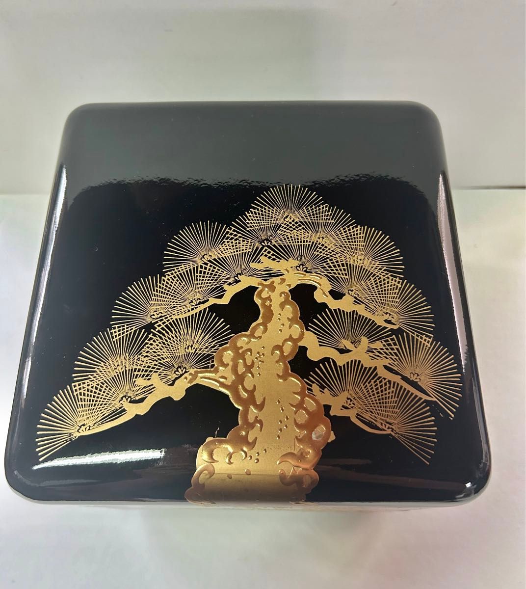 お値下げ 三段重箱 漆器 蒔絵 沈金 お正月 老松 昭和レトロ 美品 お値下げ 三段重箱 漆器 蒔絵 沈金 お正月 老松 昭和レトロ 美品