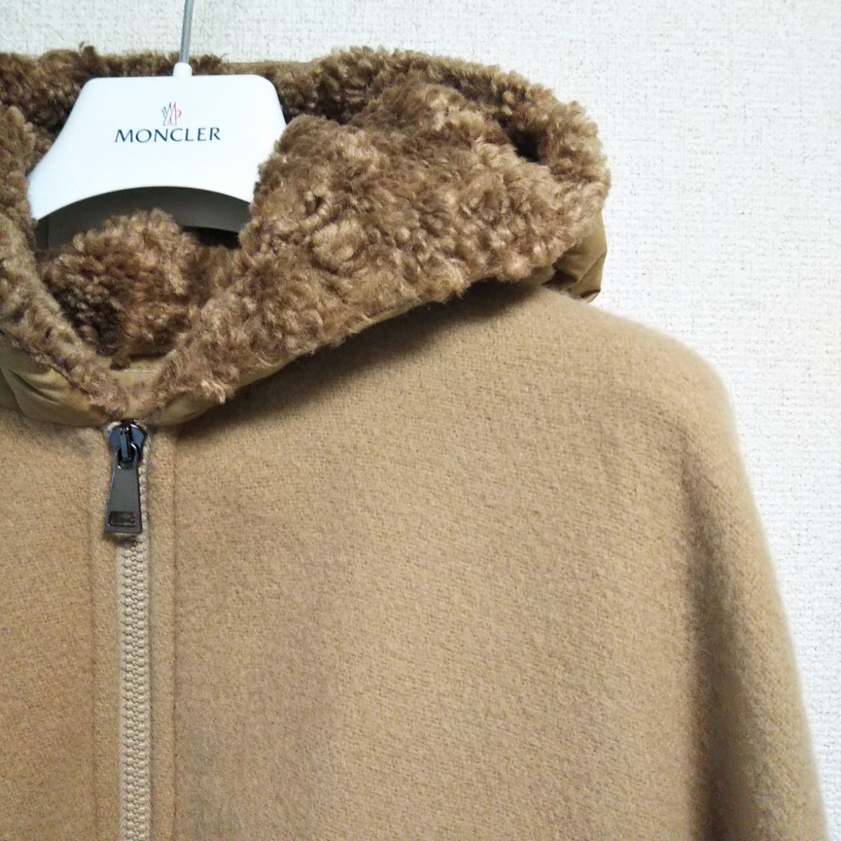 MONCLER モンクレール Mantella Cape ポンチョ ケープ フード MONCLER モンクレール Mantella Cape ポンチョ ケープ フード