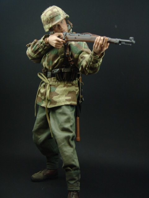 【中古・ジャンク品】1/6スケールミリタリードール：WWII ドイツ陸軍 マウザー98ｋライフル兵_当時らしいライフル射撃姿勢です