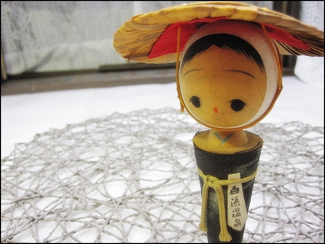 Japanese kokeshi doll　郷土玩具　伝統　民芸品　昭和レトロ　白浜温泉　こけし　人形 　笠　木製　サイズ約H13.5×W8.5ｃｍ_画像1
