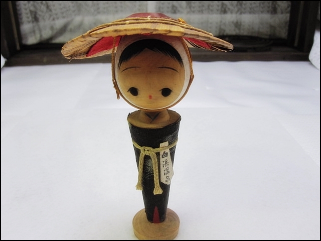 Japanese kokeshi doll　郷土玩具　伝統　民芸品　昭和レトロ　白浜温泉　こけし　人形 　笠　木製　サイズ約H13.5×W8.5ｃｍ_画像3