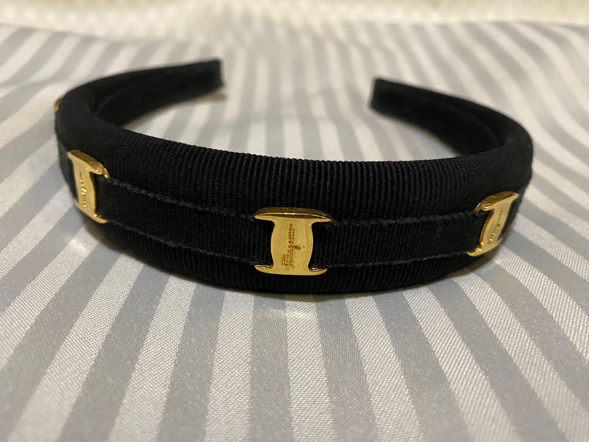 フェラガモ カチューシャ ブラック✖️ゴールド Ferragamoフェラガモ ヴァラ カチューシャ ゴールド金具