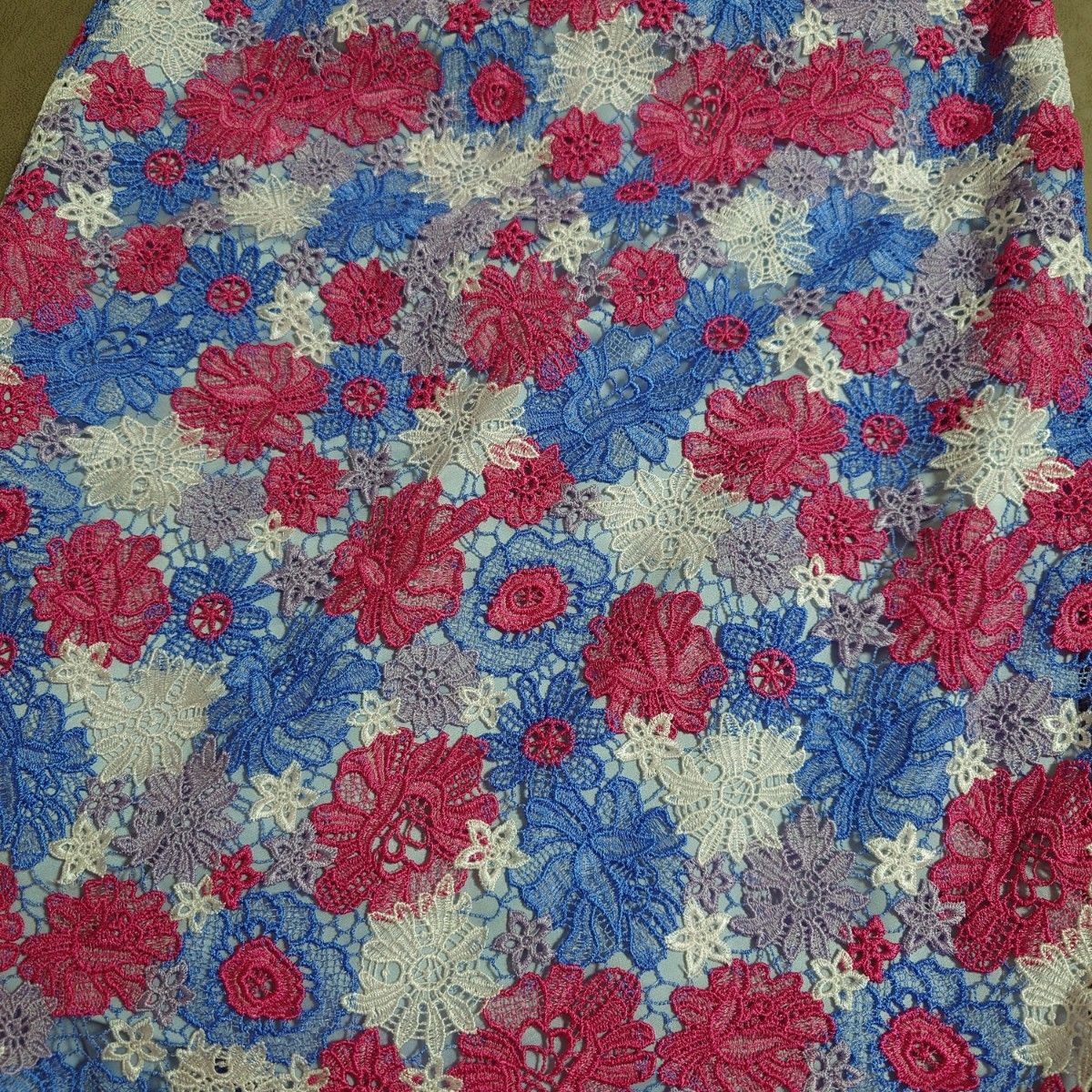 グレースコンチネンタル ピンク ブルー ホワイト 花柄 刺繍 グレースコンチネンタル ピンク ブルー ホワイト 花柄 刺繍