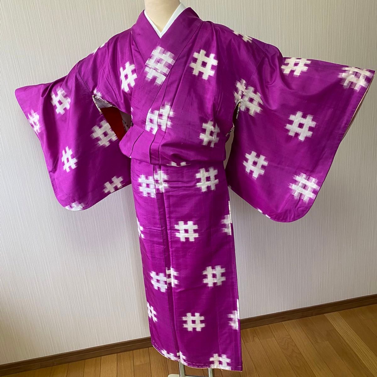 銘仙 袷 希少 高級品 鮮やか 赤紫 井桁絣模様 アンティーク着物 銘仙 袷 希少 高級品 鮮やか 赤紫 井桁絣模様 アンティーク着物
