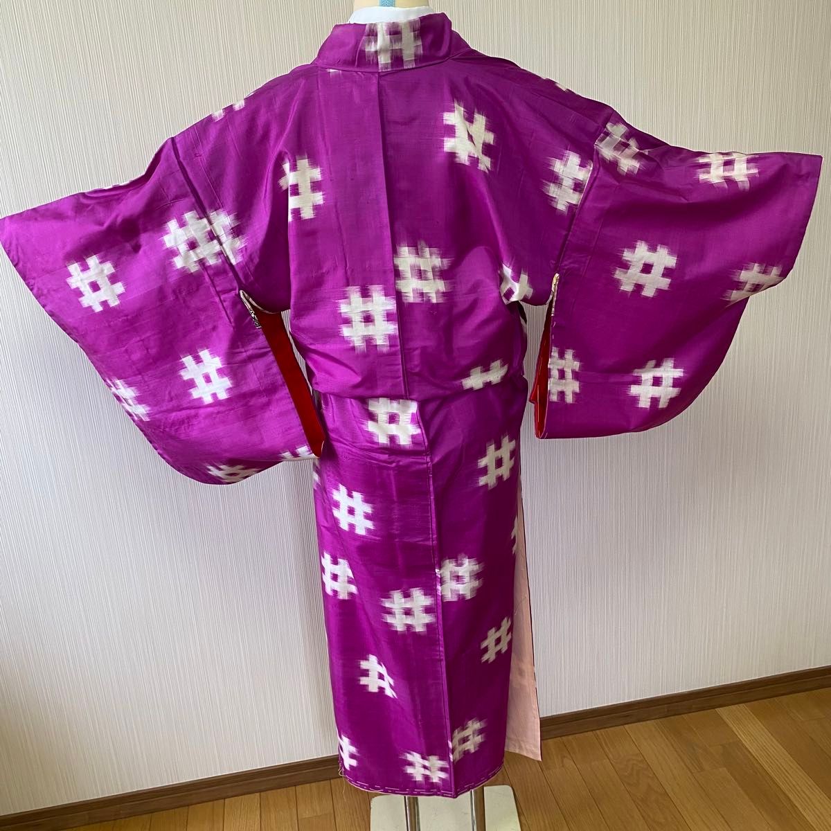 銘仙 袷 希少 高級品 鮮やか 赤紫 井桁絣模様 アンティーク着物 銘仙 袷 希少 高級品 鮮やか 赤紫 井桁絣模様 アンティーク着物