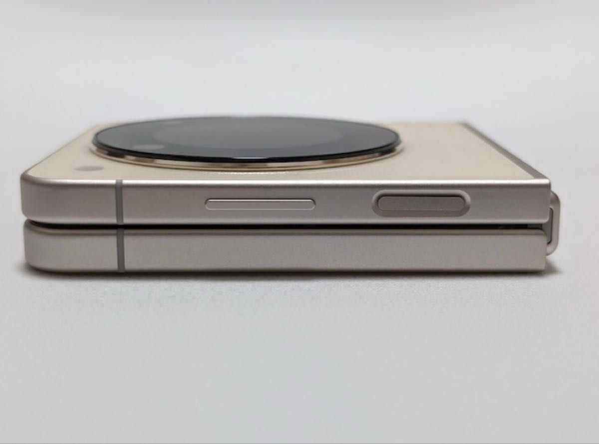 新品・未使用】Libero Flip A304ZT ゴールド折りたたみスマホ 新品・未使用】Libero Flip A304ZT ゴールド折りたたみスマホ