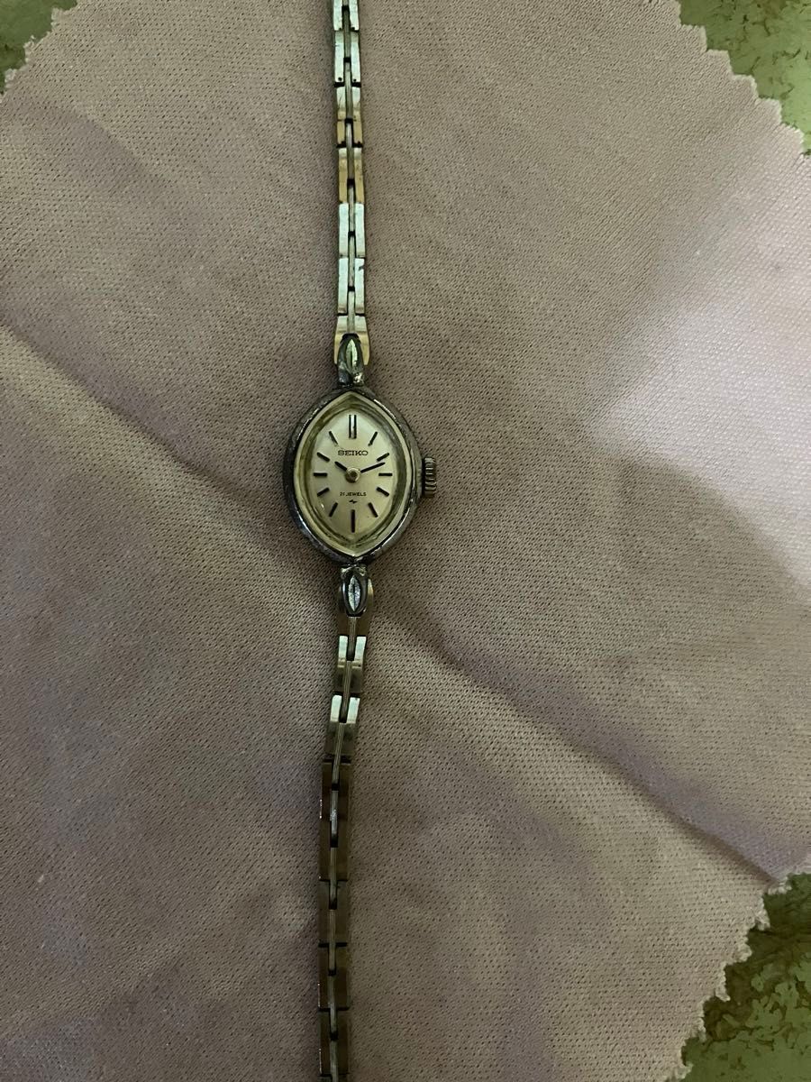 SEIKO 手巻き腕時計 ヴィンテージ 1960年代 シルバー文字盤 SEIKO 手巻き腕時計 ヴィンテージ 1960年代 シルバー文字盤