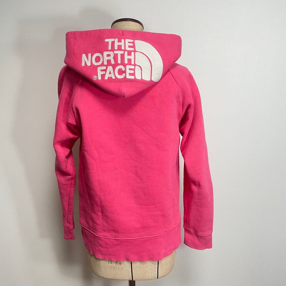 THE NORTH FACE ジップパーカー 希少カラーデカロゴ ピンク×白色 THE NORTH FACE ジップパーカー 希少カラーデカロゴ ピンク×白色
