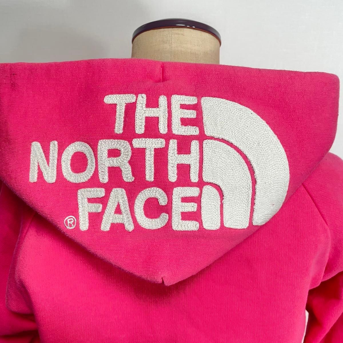 THE NORTH FACE ジップパーカー 希少カラーデカロゴ ピンク×白色 THE NORTH FACE ジップパーカー 希少カラーデカロゴ ピンク×白色