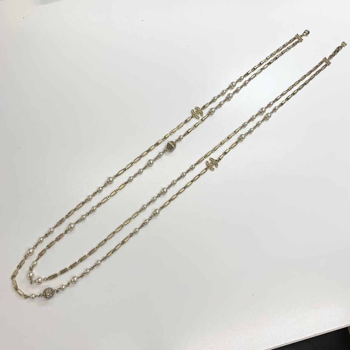 シャネル CHANEL ココマーク フェイクパール ロング ネックレス シャネル CHANEL ココマーク フェイクパール ロング ネックレス