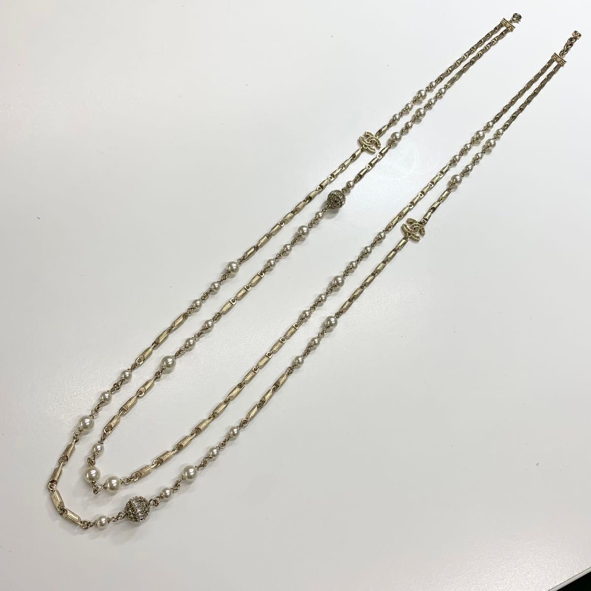 シャネル CHANEL ココマーク フェイクパール ロング ネックレス シャネル CHANEL ココマーク フェイクパール ロング ネックレス