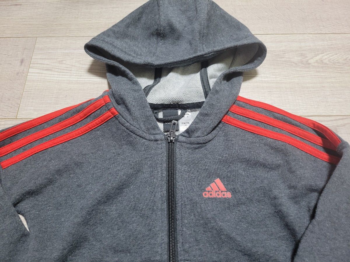 adidas アディダス フード付きジップアップパーカー 濃いグレー adidas アディダス フード付きジップアップパーカー 濃いグレー