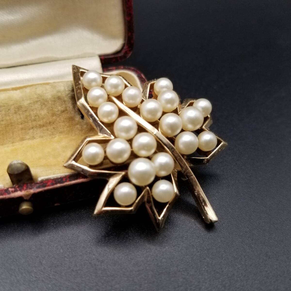 50'60's Crown TRIFARI ゴールドの葉 パール装飾 ヴィンテージ ブローチ ゴールドトーン 上品 フローラル コスチュームジュエリー R14-K