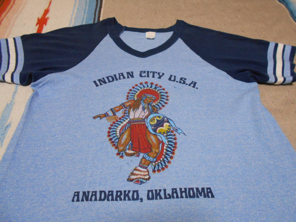 １９７０年代製TEXTILE PRINTS INDIAN CITY USA ANADARKO, OKLAHOMA NATIVE AMERICAN VINTAGE ラグラン インディアン ビンテージ Tシャツ