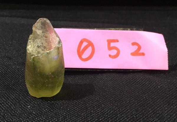 052 銀化 古代ガラス 欠片 ローマングラス 極彩色 高さ:約3.9cm シリア 