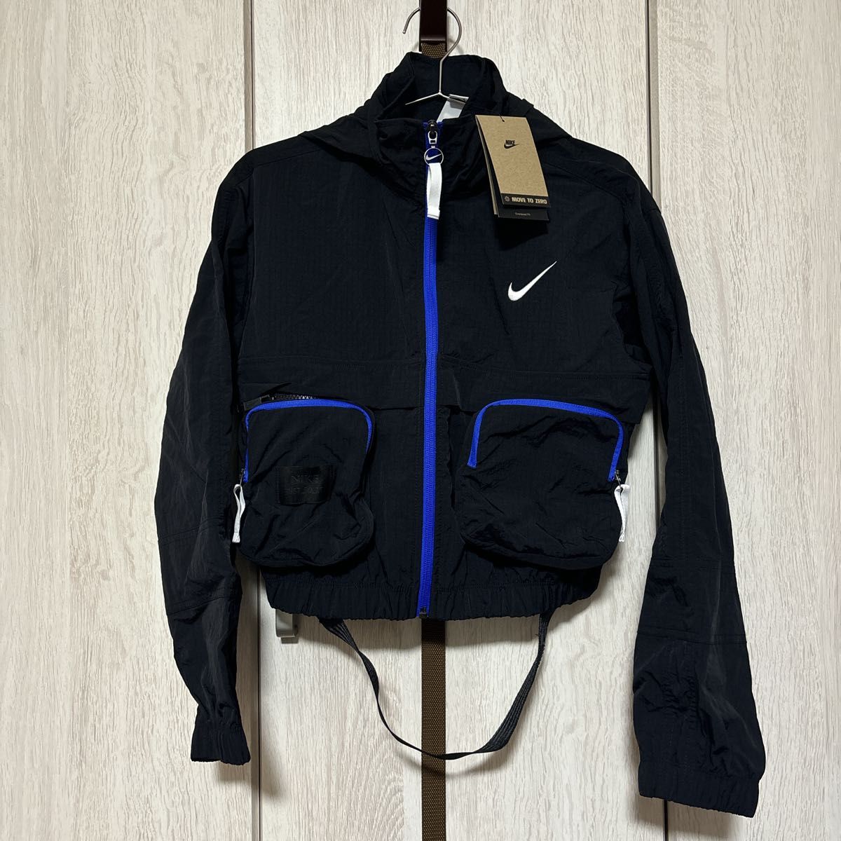 新品 NIKE レディース ナイロンジャケット ショート丈 アウター 新品 NIKE レディース ナイロンジャケット ショート丈 アウター