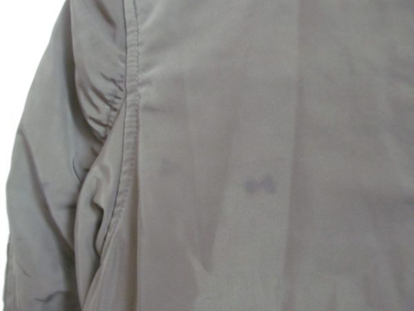 後ろ見頃にシミ箇所あり