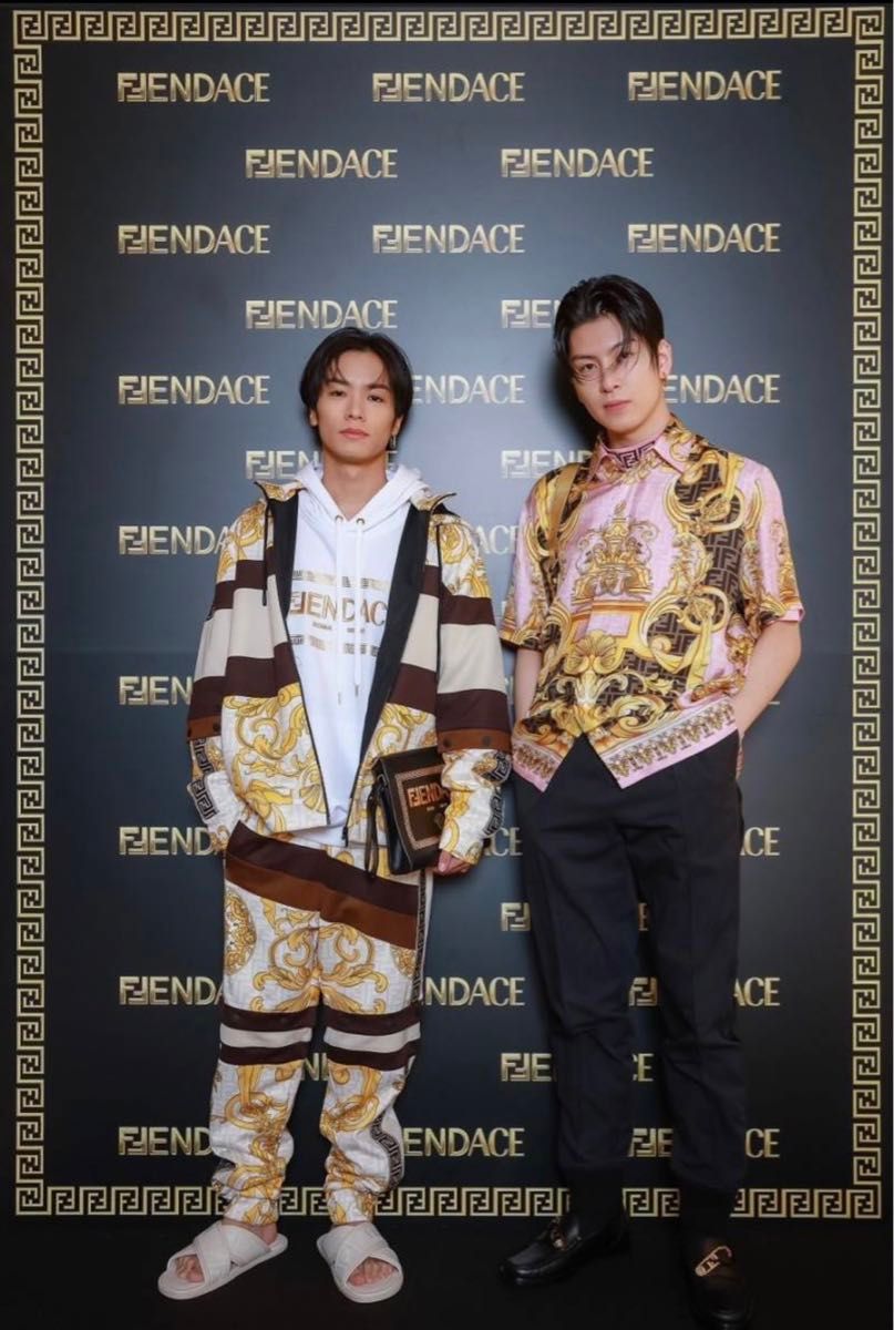 FENDACE フェンダーチェ FENDI×Versace パーカー 2022SS 新品 未 FENDACE フェンダーチェ FENDI×Versace パーカー 2022SS 新品 未