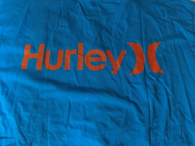 USA購入 人気サーフ系アメカジブランド【Ｈurley】ハーレー【Classic Fit】シンプルなロゴプリントＴシャツUS Mサイズ サックス x オレンジ_画像8